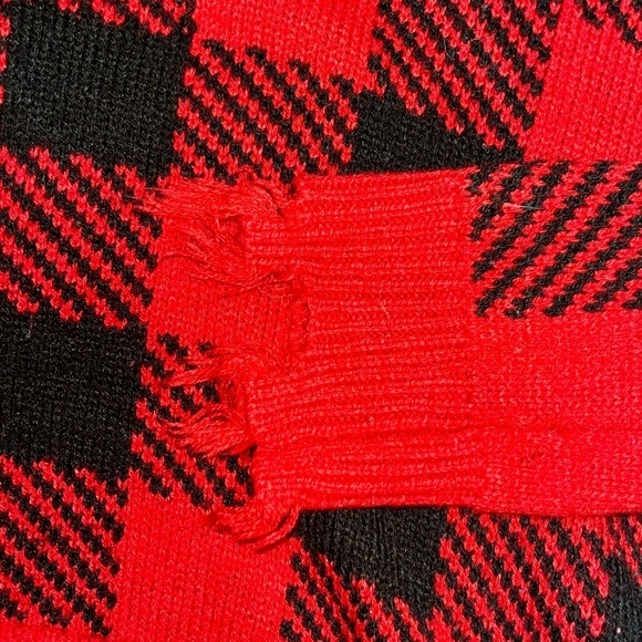 No Boundaries  V-Neck Frayed Sweater - Picture 4 of 5